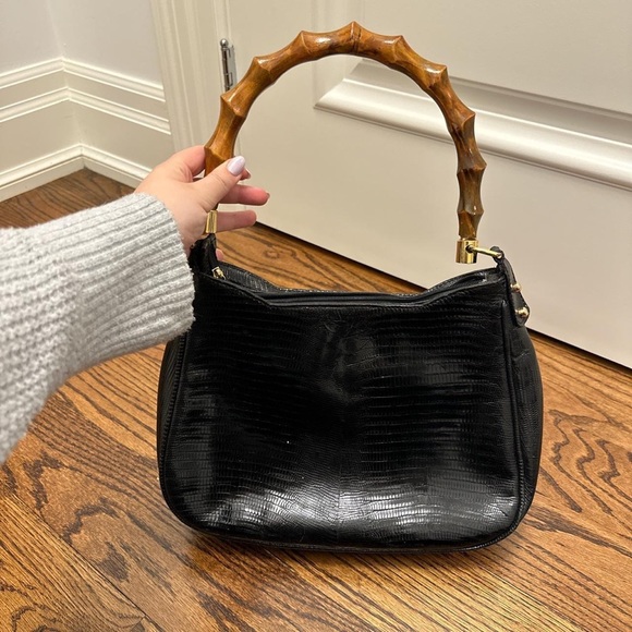 Thrifted shoulder bag 👜 Love the wooden shoulder strap, In decent condition. - Picture 2 of 5
